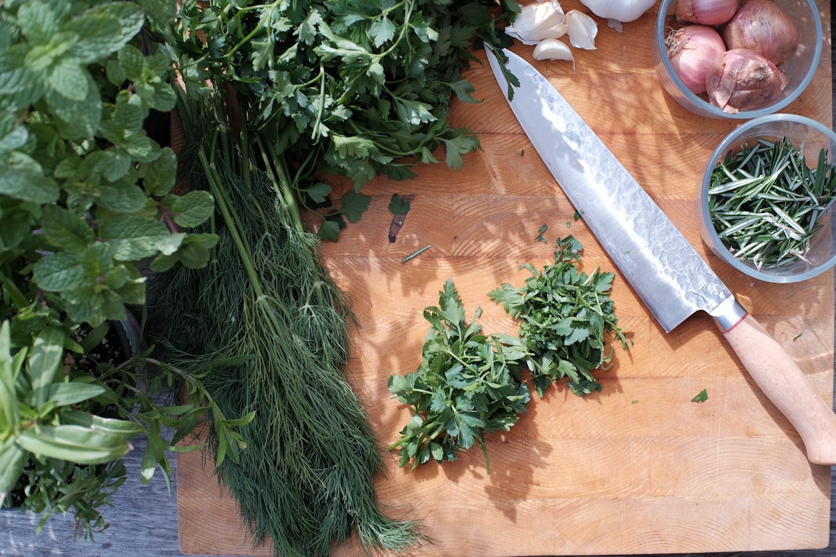 Frischer Gemüsesalat mit Kräuterdressing